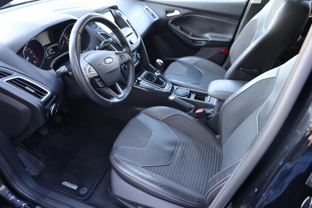 Ford FOCUS Wagon 1.5 Titanium CAMERA TREKHAAK NAVI 17"LMV RUIT/STOEL/STUURVERWARMING HALFLEER 2xPDC NAP