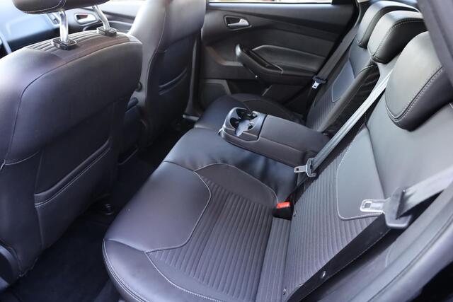 Ford FOCUS Wagon 1.5 Titanium CAMERA TREKHAAK NAVI 17"LMV RUIT/STOEL/STUURVERWARMING HALFLEER 2xPDC NAP