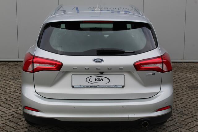 Ford FOCUS Wagon 1.0-125pk EcoBoost Mild-hybrid Titanium. Mooie, ruime, luxe en comfortabele Ford Focus wagon. Volautm. airco dual, camera, easy entry/easy go, stoel-, stuur- en voorraamverw., cruise control, Isofix, side- en lane assist, parkeersensoren v+a, LM wie