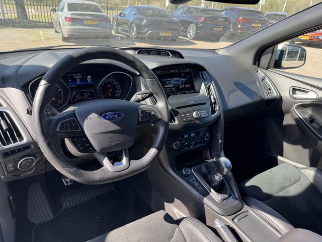 Ford FOCUS 2.3 RS / Milltek / Recaro Schaalstoelen / Camera / 19'' / Stuurverwarming / DAB / Cruise Control