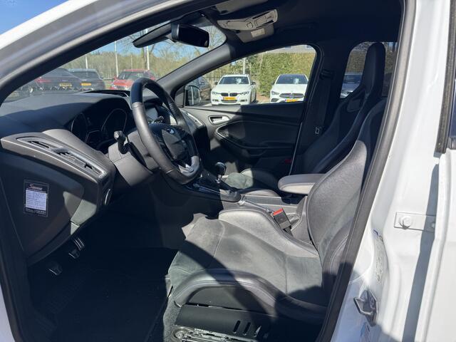 Ford FOCUS 2.3 RS / Milltek / Recaro Schaalstoelen / Camera / 19'' / Stuurverwarming / DAB / Cruise Control