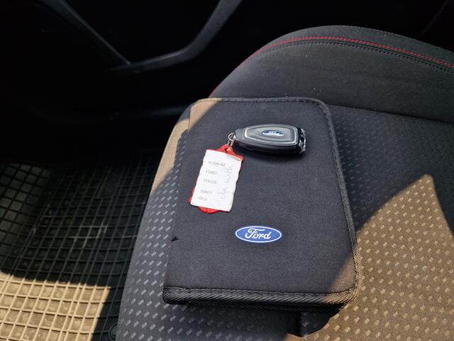 Ford FOCUS 1.0 EcoBoost ST Line Business | Nieuw Binnen! | Stoelverwarming | Stuurverwarming | Navi