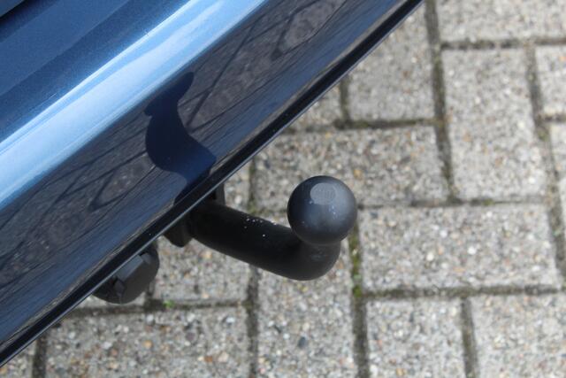 Ford FOCUS Wagon 1.0-125pk EcoBoost Titanium Business. Ruime, zeer geschikte gezinsauto ! Autm. airco dual, stoel-, stuur- en voorraamverw., LM wielen, trekhaak, metallic lak, navigatie, telefoonvoorb., cruise control etc