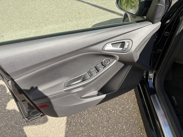 Ford FOCUS Wagon 1.0 ST-Line / NAVI / AIRCO ECC / CRUISE / 148dkm! NAP!