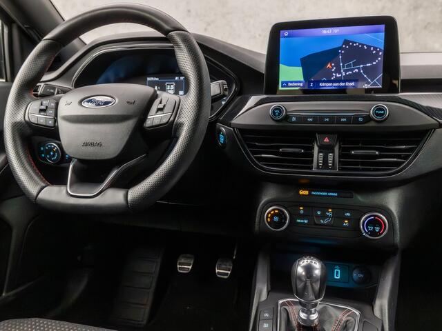 Ford FOCUS 1.0 EcoBoost ST Line (APPLE CARPLAY, GROOT NAVI, LED KOPLAMPEN, GETINT GLAS, SPORTSTOELEN, PARKEERSENSOREN, ZWART HEMEL, CRUISE, NIEUWE APK, NIEUWSTAAT)