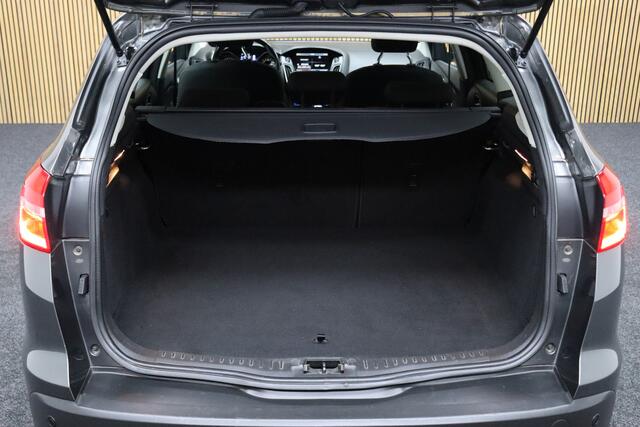 Ford FOCUS Wagon 1.5 Titanium | Cruise-control | Trekhaak | Parkeerassistent | Parkeerhulp | Navigatie | Clima | LM Velgen
