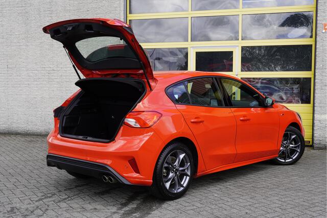 Ford FOCUS 1.5 EcoBlue 5drs ST Line Business BJ2020 Lmv 17" | Led | Pdc | Achteruitrijcamera | Navi | Keyless entry | Verwarmd voorruit | Climate control | Cruise control | Verwarmde voorstoelen | Verwarmd stuurwiel | Zwarte hemel | Getint glas