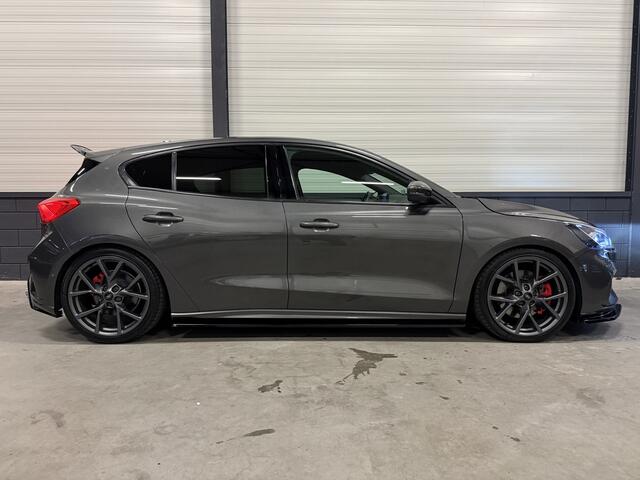 Ford FOCUS 2.3 ST-3 280PK Performance RECARO/B&O/MILLTEK/MAXTON/CARPLAY/HEAD-UP/CAMERA/KEYLESS/LED-ADAPTIVE/MAGNETIC-GRAU/UNIEKE AUTO