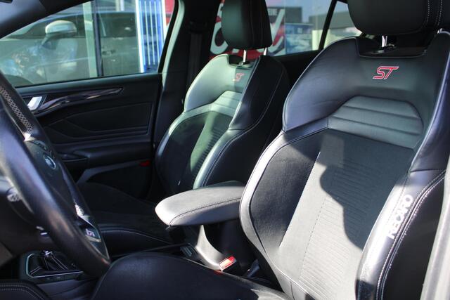 Ford FOCUS 2.3 EcoBoost ST-3 | Winterpack | Adaptieve Cruise Control | Camera | Privacy Glass | 19 INCH Lichtmetalen Velgen | DAB | B&O Sound