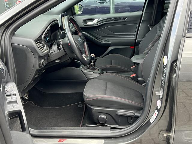 Ford FOCUS Wagon 1.0 EcoBoost ST Line | Winter-pakket | 1.Eigenaar | Dealer onderhouden | Carplay | Cruise & Climate Control | PDC| Keyless | Interesse, Proefrit? Bel of app met: 06-24 28 28 42