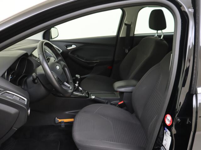 Ford FOCUS Wagon 1.0 Titanium | Parkeerhulp voor en achter | Navigatie | Keyless Start | Clima |