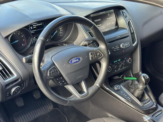 Ford FOCUS Wagon 1.0 Titanium / Allseason Banden / Trekhaak / Airco / Parkeersensoren Voor + Achter /