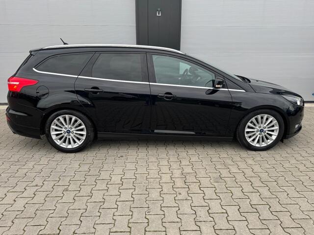 Ford FOCUS 1.5 Titanium / Automaat / Camera / Stuur en stoelverwarming / Cruise control.