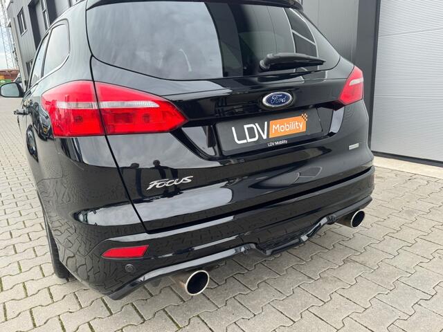 Ford FOCUS 1.5 Titanium / Automaat / Camera / Stuur en stoelverwarming / Cruise control.