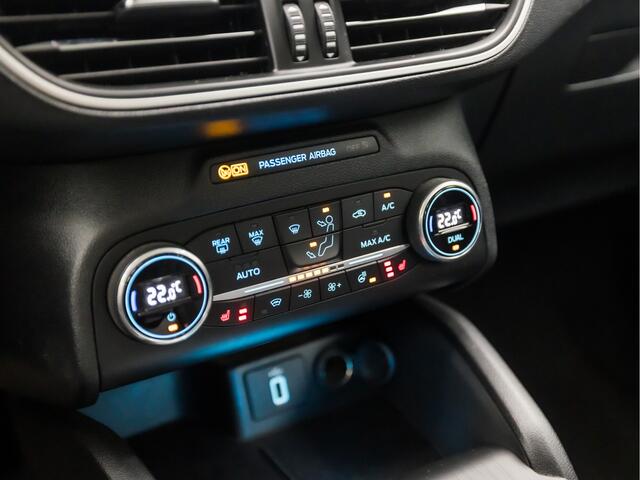 Ford FOCUS 1.0 EcoBoost Titanium Sport Automaat (APPLE CARPLAY, GROOT NAVI, STUUR/STOELVERWARMING, KEYLESS, LM VELGEN, SPORTSTOELEN, PARKEERSENSOREN, DAB+, LANE ASSIST, NIEUWE APK, NIEUWSTAAT)