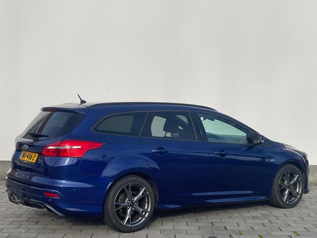 Ford FOCUS Wagon ST-Line | Trekhaak | Verwarmde voorruit | Navi | Cruise | 17 Inch | Parkeersensoren |