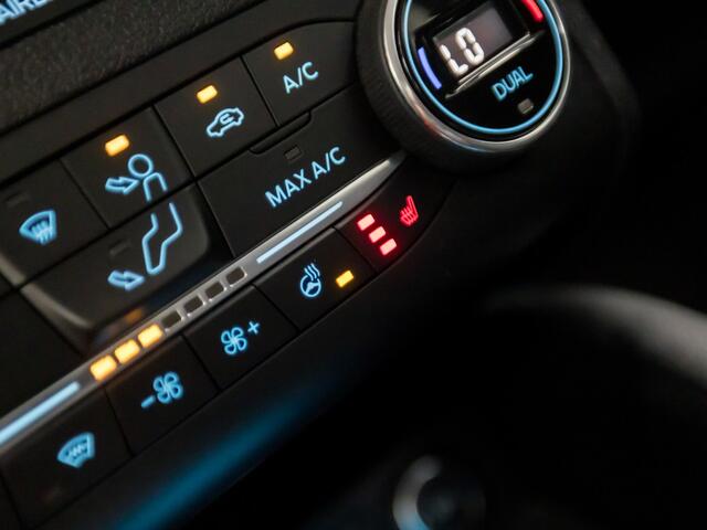 Ford FOCUS 1.0 EcoBoost Titanium Automaat (APPLE CARPLAY, GROOT NAVI, STUUR/STOELVERWARMING, ADAPTIVE CRUISE, SPORTSTOELEN, CLIMATE, TREKHAAK, GETINT GLAS, CAMERA, NIEUWE APK, NIEUWSTAAT)