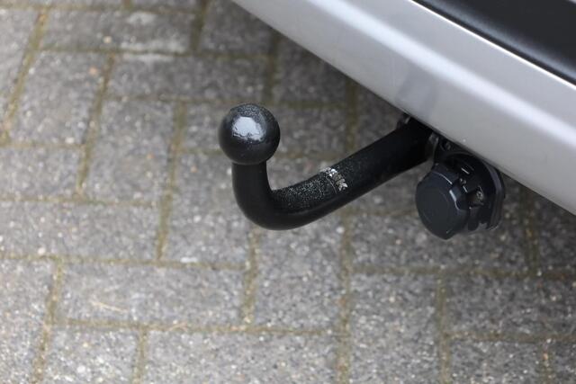 Ford KUGA 1.5 EcoBoost Titanium TREKHAAK STUUR/RUIT/STOELVERWARMING 2xPDC HALFLEER PARKASSIST 17"LMV ENZ!