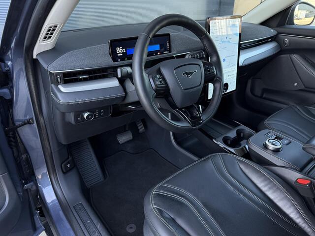 Ford MUSTANG Mach-E RWD 75 kWh ?SOH 93% ?Panoramadak ?Bang & Olufsen ?360º Camera ?Vol Leder ?Elektrische Achterklep ?Adaptieve Cruise ?Lichtmetaal 19" ?Trekhaak