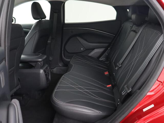 Ford MUSTANG Mach-E RWD 75 kWh | Leder | Stoelverwarming | 360 Camera | B&O Sound | Adaptive cruise | Carplay | Keyless | Navigatie | Stuurverwarming | Full LED | 20'' lichtmetalen velgen