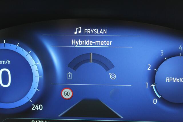 Ford PUMA 1.0-125pk EcoBoost Hybrid ST-Line. April 2024 ! Slechts 8.400km ! Autm. airco, navigatie, telefoonvoorb., camera, pdc v+a, parkeerassistent, LED verl., metallic lak, LM wielen, stoel-, stuur- en voorraamverw., lane- en sideassist, adapt. cruise cntrl etc