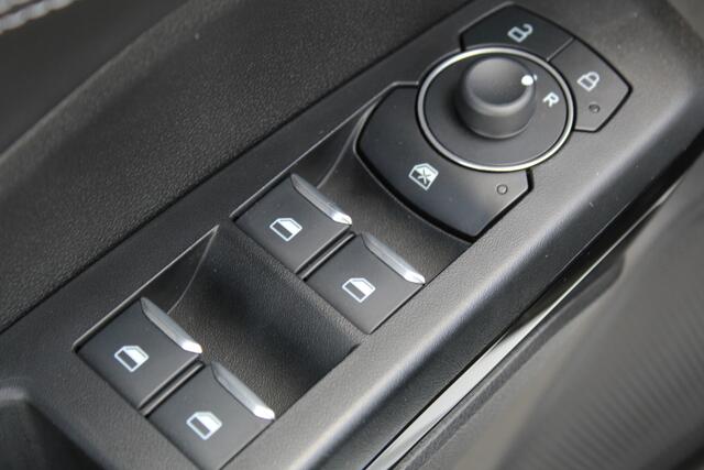 Ford PUMA 1.0-125pk EcoBoost Mild-Hybrid Titanium. Fabr. garantie t/m 24-03-2029 ! Eén van de fijnst rijdende auto in z'n klasse ! Autm. airco, stoel-, stuur- en voorraamverw., cruise control, LED verl., navigatie, telefoonvoorb., DAB radio, Apple carplay/Android a