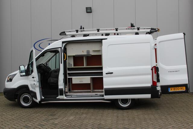 Ford TRANSIT 290 2.0-105pk TDCI L2H2 Ambiente. Dames en heren ondernemers, u kunt direct los: compleet ingerichte Ford Transit ! Camera, parkeersensoren v+a, airco, ladder op achterdeur, opstaptrede met trekhaak, imperiaal met ladder, omvormer naar 220V voor opladen g