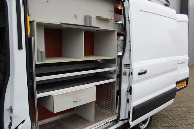 Ford TRANSIT 290 2.0-105pk TDCI L2H2 Ambiente. Dames en heren ondernemers, u kunt direct los: compleet ingerichte Ford Transit ! Camera, parkeersensoren v+a, airco, ladder op achterdeur, opstaptrede met trekhaak, imperiaal met ladder, omvormer naar 220V voor opladen g