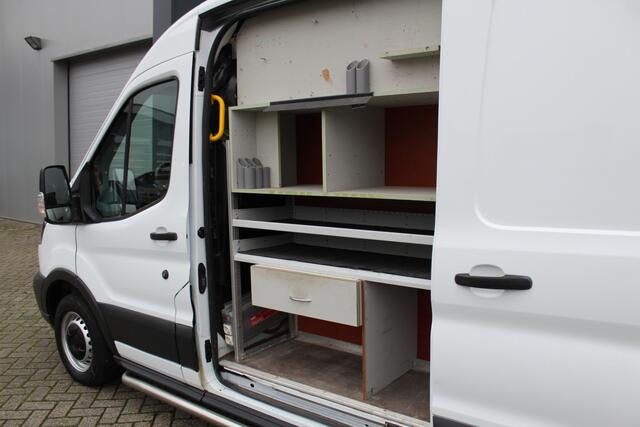 Ford TRANSIT 290 2.0-105pk TDCI L2H2 Ambiente. Dames en heren ondernemers, u kunt direct los: compleet ingerichte Ford Transit ! Camera, parkeersensoren v+a, airco, ladder op achterdeur, opstaptrede met trekhaak, imperiaal met ladder, omvormer naar 220V voor opladen g