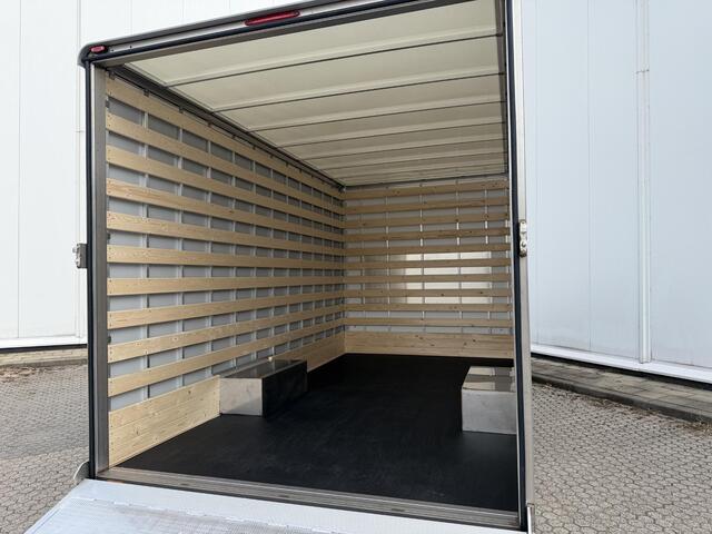 Ford TRANSIT 350 2.0 TDCI L4H1 Trend Skeletal | Uit voorraad leverbaar | Karhof Gesloten bak + Overloopklep Kenteken 2024 | Bluetooth | Cruise Control | Voorruitverwarming | Laadvermogen 1200KG + |