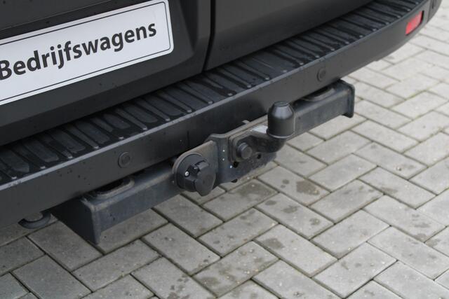 Ford TRANSIT 350 2.0 TDCI L3H2 Trend 130pk - Navi - Camera - Blind Spot - Stoelverwarming - 18" LM velgen - Trekhaak - Rijklaar
