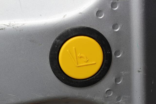 Ford TRANSIT CONNECT 1.5-75pk TDCI L1 Trend. Dames en heren ondernemers, let op: nette bedrijfswagen, goed voor nog jaren veilig en plezierig vervoer ! Airco, telefoonvoorb., trekhaak, imperiaal, laadruimte betimmerd etc.