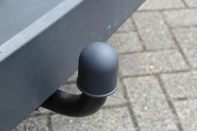 Ford TRANSIT CONNECT 1.5-75pk TDCI L1 Trend. Dames en heren ondernemers, let op: nette bedrijfswagen, goed voor nog jaren veilig en plezierig vervoer ! Airco, telefoonvoorb., trekhaak, imperiaal, laadruimte betimmerd etc.