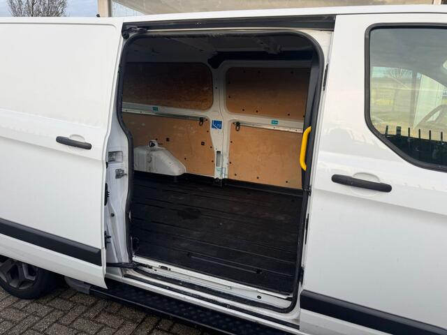 Ford TRANSIT CUSTOM 290 2.2 TDCI L2H1 Ambiente | 1e eigenaar | Zijschuifdeur-rechts | 3-zitplaatsen | Airco | Elektrische ramen | APK t/m 30-10-2025 |