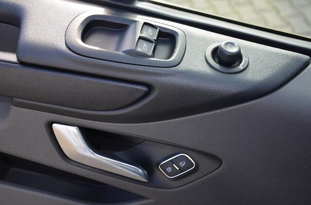 Ford TRANSIT CUSTOM 320 2.0 TDCI L2H1 Limited