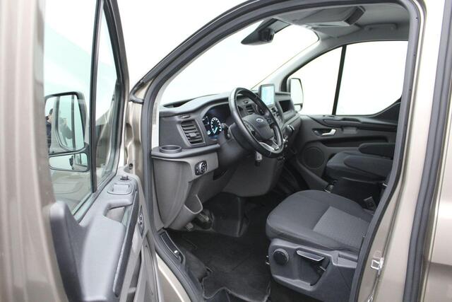 Ford TRANSIT CUSTOM 320 2.0 TDCI L2H1 Limited DC Dubbel Cabine 2020 1e eigenaar | Navigatie | Carplay | Cruise control | Airco | Trekhaak | Bluetooth | PDC | Lichtmetaal | Voorruitverwarming | Stoelverwarming |