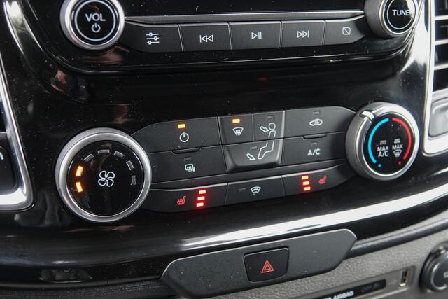 Ford TRANSIT CUSTOM L2H1 2.0Tdci 185Pk Aut. | Sport | 2xSchuifdeur | Stoel-Bank | Achteruitrijcamera | Achterspoiler | Trekhaak | 17''