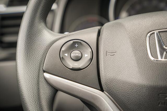 Honda JAZZ 1.3i V-TEC TREND - AUTOMAAT - 16" LICHTMETAAL - TREKHAAK - VERWARMDE VOORSTOELEN