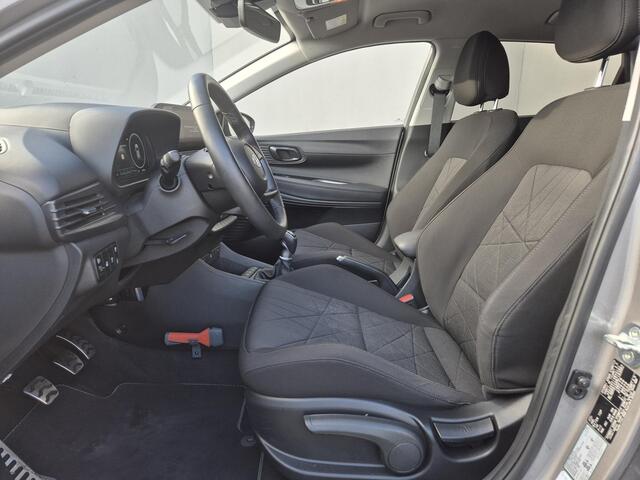 Hyundai Bayon 1.0 T-GDI Premium Handgeschakeld / Trekhaak Afneembaar / Trekgewicht 1110 kg / Achteruitrijcamera / Stuur-, en Stoelverwarming / Cruise control / Keyless Entry/Start / Apple Carplay Android Auto / Climate control /