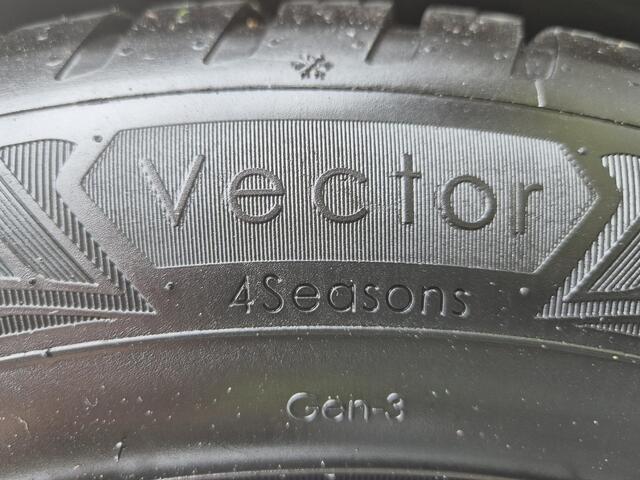 Hyundai I 10 1.0 Comfort 5-zits Automaat / Allseason banden / Airco / / Dealer onderhouden / Cruise control / Elektrische ramen voor / LED verlichting / Lane assist /