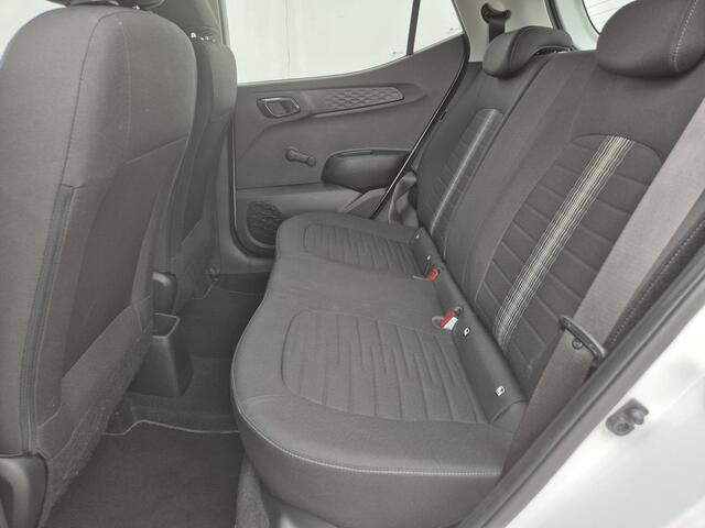 Hyundai I 10 1.0 Comfort 5-zits Automaat / Allseason banden / Airco / / Dealer onderhouden / Cruise control / Elektrische ramen voor / LED verlichting / Lane assist /