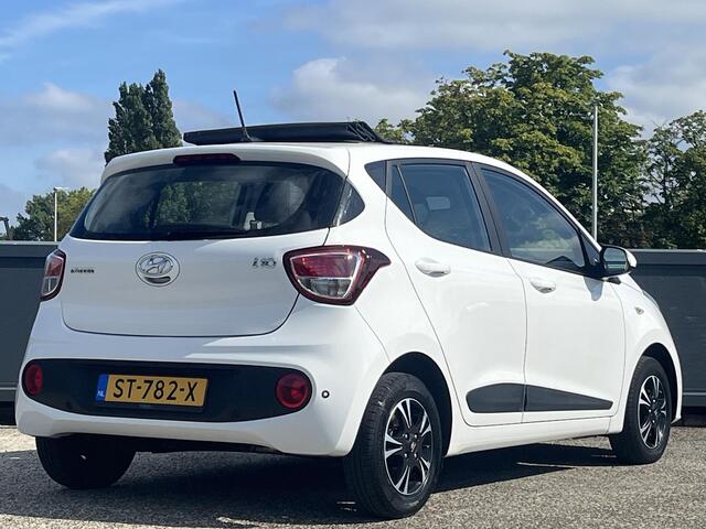 Hyundai I 10 1.0i Comfort | Schuifdak-Vouwdak| Navigatiesysteem & Apple Carplay-Android Auto | Lichtmetalen velgen | Parkeersensoren | Lage kmstand | Volledig dealer onderhouden |