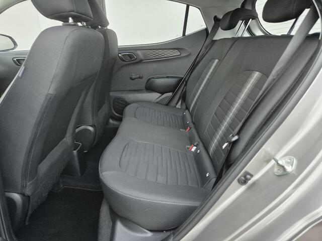 Hyundai I 10 1.0 Comfort Smart Handgeschakeld / Allseason banden / Navigatie via Apple Carplay of Android Auto / Cruise control / Stuur en Stoel verwarming / Achteruitrijcamera / Climate control