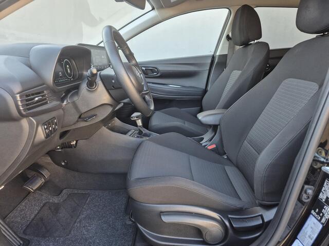 Hyundai I 20 1.0 T-GDI Comfort Smart Automaat / Fabrieksgarantie tot 07-2027 / Navigatie via Apple Carplay of Android Auto / Dealer onderhouden / Stuur-, Stoel en Achterbank verwarming / Achteruitrijcamera / Cruise control /