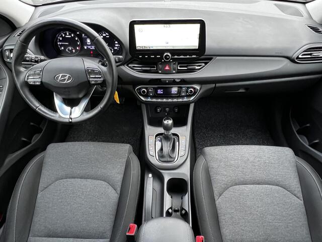 Hyundai I 30 Wagon 1.0 T-GDi MHEV Comfort Smart Automaat / Goed onderhouden / Navigatie / Stuur- en stoelverwarming / Camera / Climate Control / apple Carplay Android / 17" LM wielen met All Season banden /