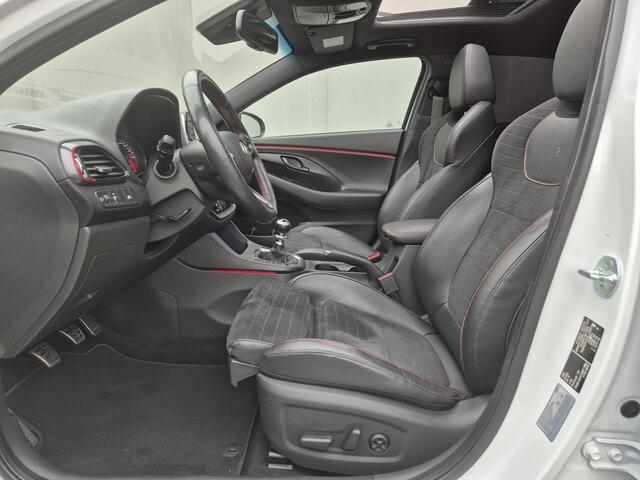 Hyundai I 30 Fastback 2.0 T-GDI N2 275pk / Schuif- en Kanteldak / Dealer onderhouden / Allseason banden / Trekgewicht 1600 kg / / Stuur-, en Stoel verwarming / Achteruitrijcamera / Apple Carplay Android Auto / Cruise control /