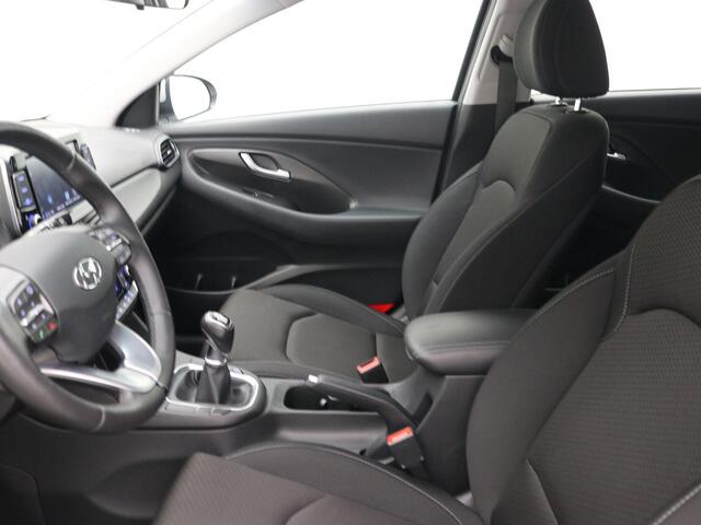 Hyundai I 30 1.0 T-GDI Comfort 120PK / 27261 KM stand!!!! / Dealeronderhouden / Historie compleet aanwezig / Navigatie + Android Auto/Apple Carplay / Climate Control / Cruise Control / Achteruitrijcamera / Parkeersensoren achter /