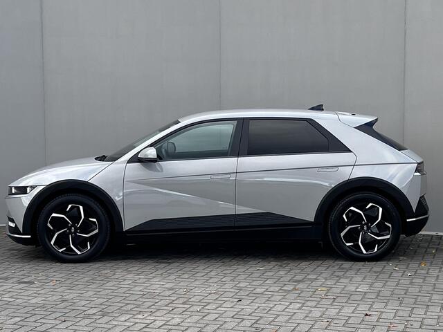 Hyundai IONIQ 5 Connect 73 kWh Automaat / Dealer onderhouden / Accu SoH 100% / 1.600 kg trekgewicht / Adapt. CC / WLTP 451 km / CCS snelladen / Warmtepomp / All Season banden op 19" LM wielen /