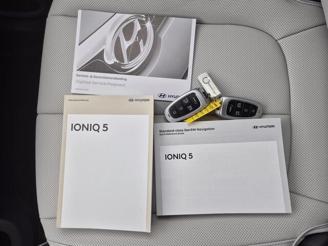 Hyundai IONIQ 5 Connect+ AWD 77.4 kWh Automaat / HUD / Stuur-, en Stoelverwarming / Allseason beanden / Trekgewicht 1600 Kg / Elektrische achterklep / Bose Audio Systeem / Apple Carplay Android Auto / Navigatie / Achteruitrijcamera /