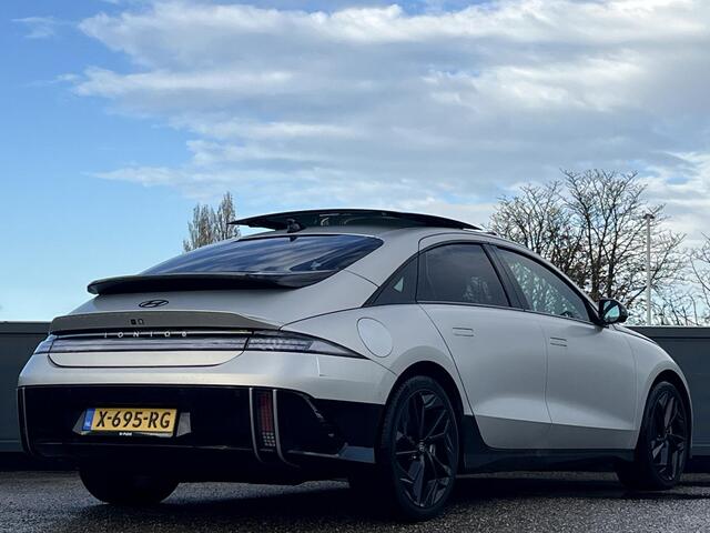 Hyundai IONIQ 6 First Edition AWD 77.4 kWh 325PK | Panorama schuifkanteldak | 800 V snellaadsysteem 10-80% in ca. 18 minuten | 20? lichtmetalen velgen & matzwarte designaccenten | BOSE premium audiosysteem | Premium interieur |